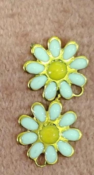 White daisy charm